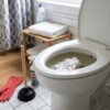 Засор в унитазе: эффективные способы решения без лишней паники